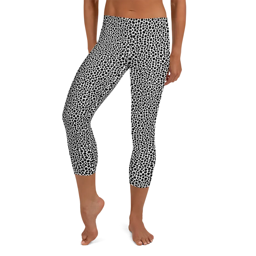 Noir Pebble on Capri Leggings — Front