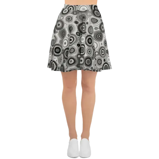 Monochrome Orbits on a Skater Skirt